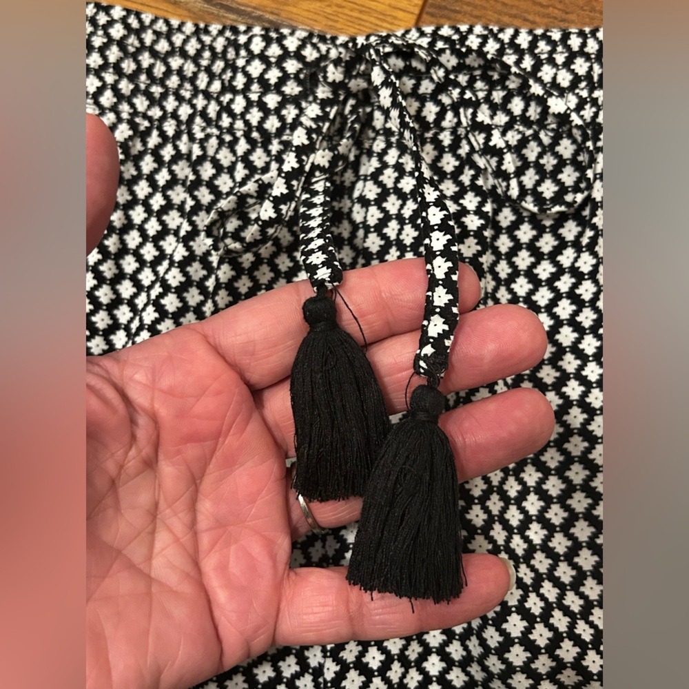a.n.a Women’s Small Black White Geometric Pattern Pom Trim Tassle Tie Shorts - Picture 3 of 8